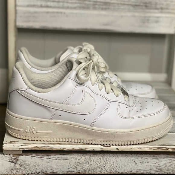 White Nike Air Force 1 ‘07. Size 8 - Picture 5 of 8